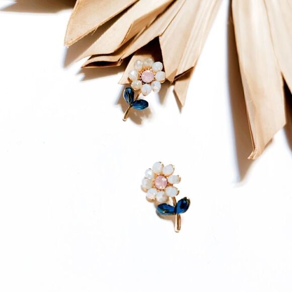 Flower statement stud earrings #65 - Picture 1 of 5